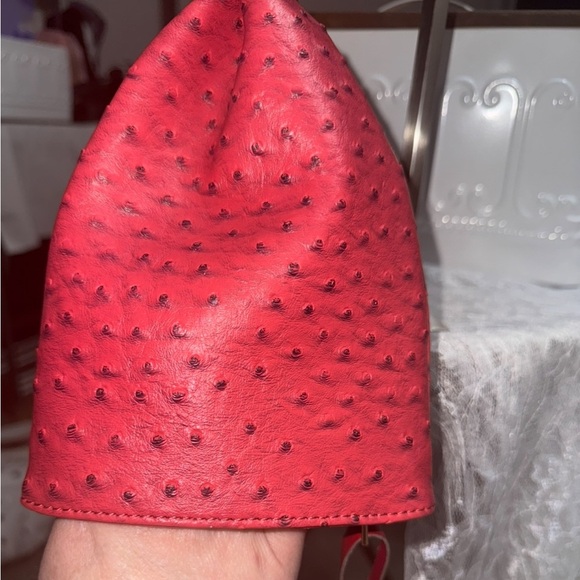 Unique faux ostrich Red pyramid bag with zipper closure - Picture 2 of 8